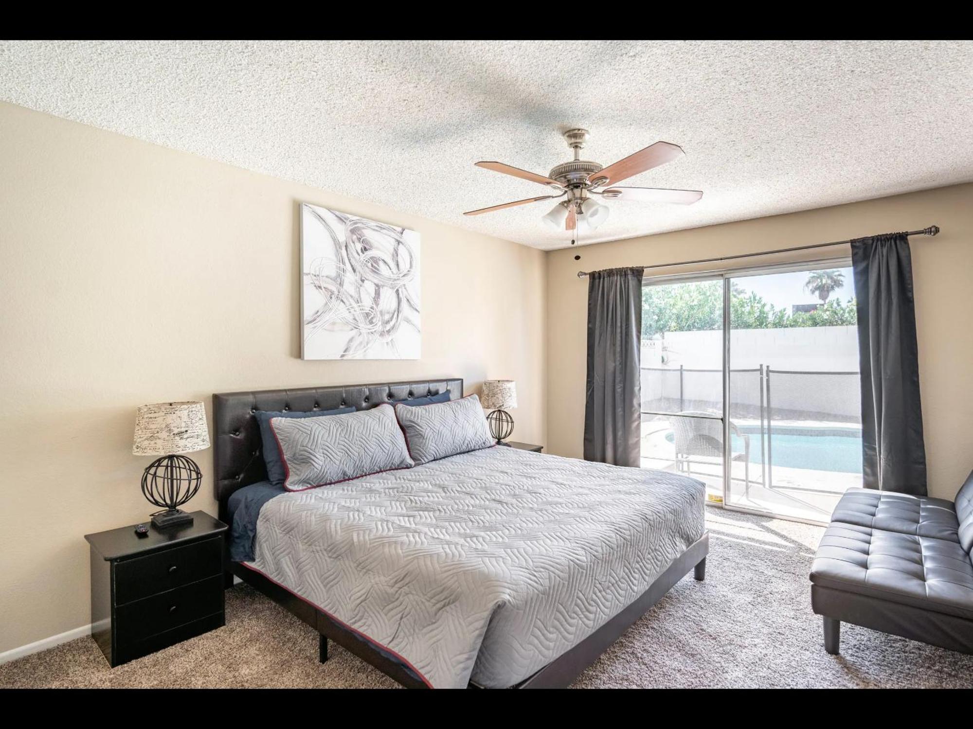 4 Bed 2 Bath Reno With Private Pool Сasa de vacaciones *