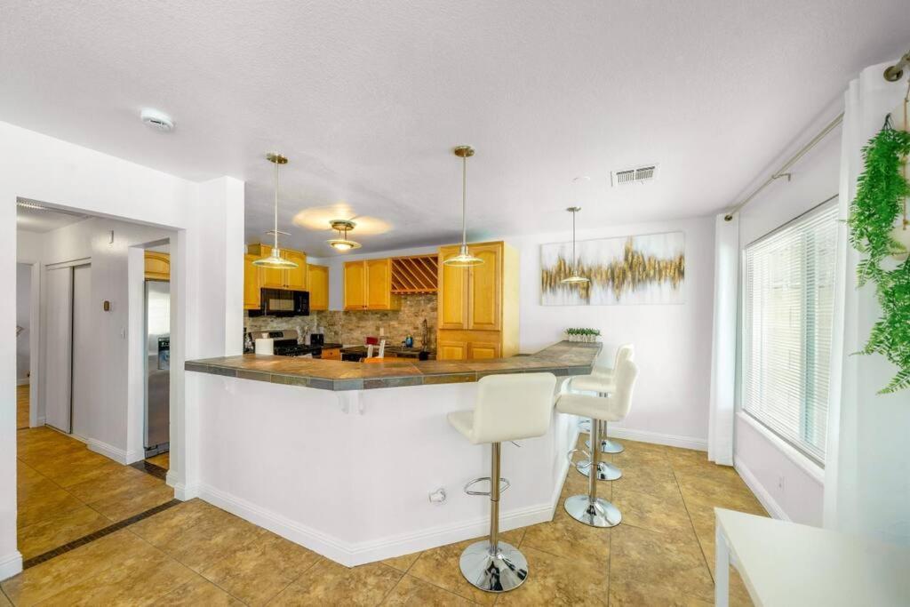 Pool House Near Chinatown Vegas Wifl-sleeps 9 Сasa de vacaciones Las Vegas