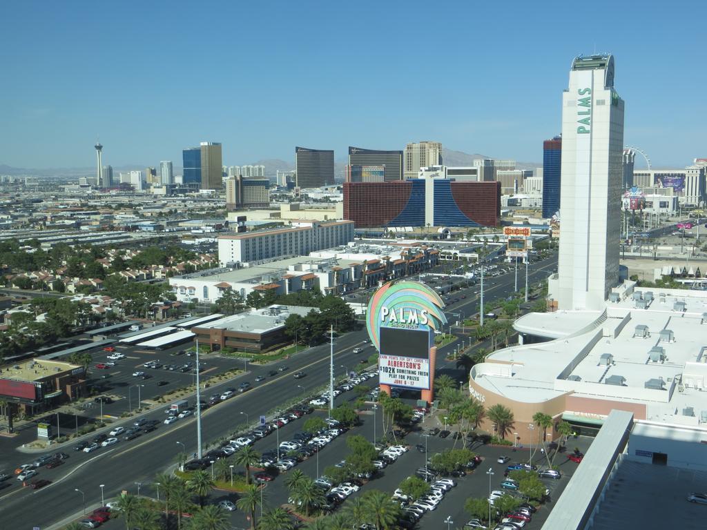 Palms Place With Balcony & Strip View