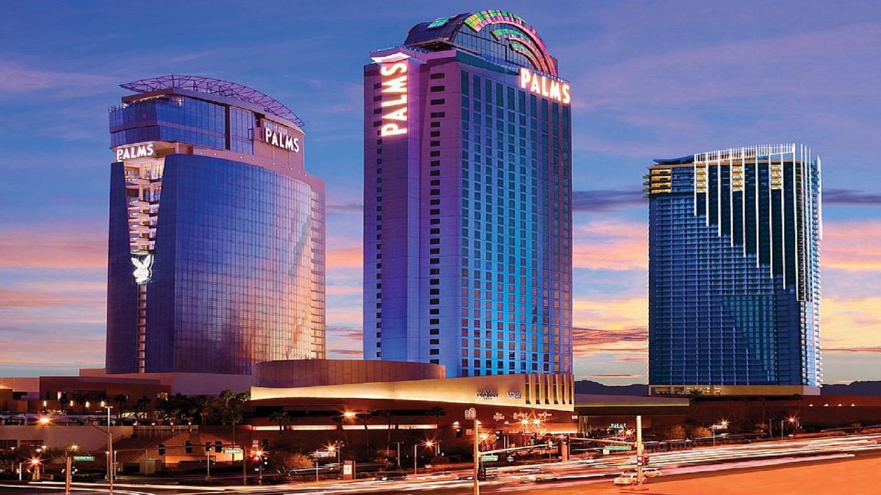 Palms Place With Balcony & Strip View Apartahotel