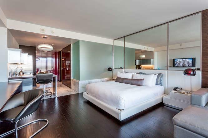 Palms Place With Balcony & Strip View *
