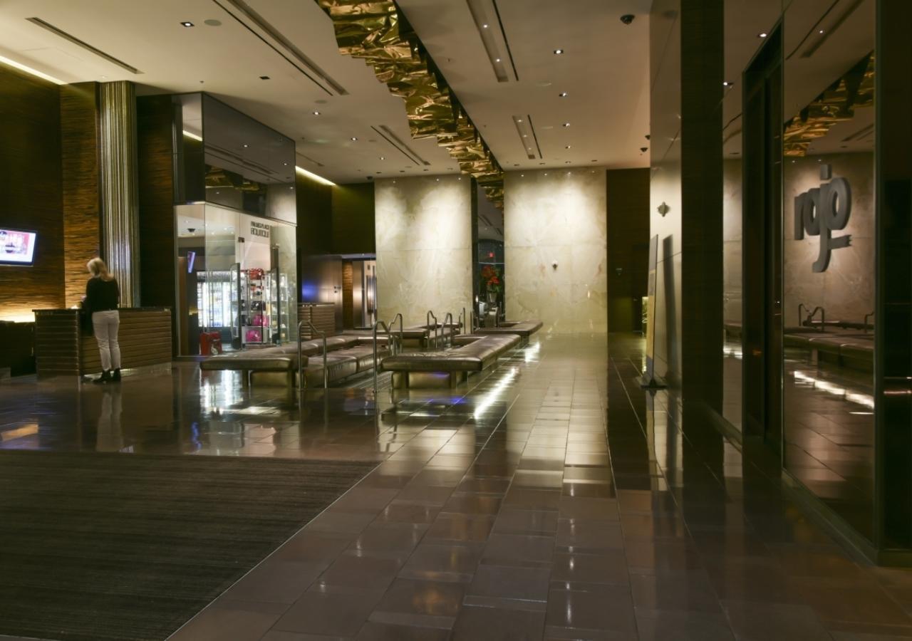 Palms Place With Balcony & Strip View Apartahotel