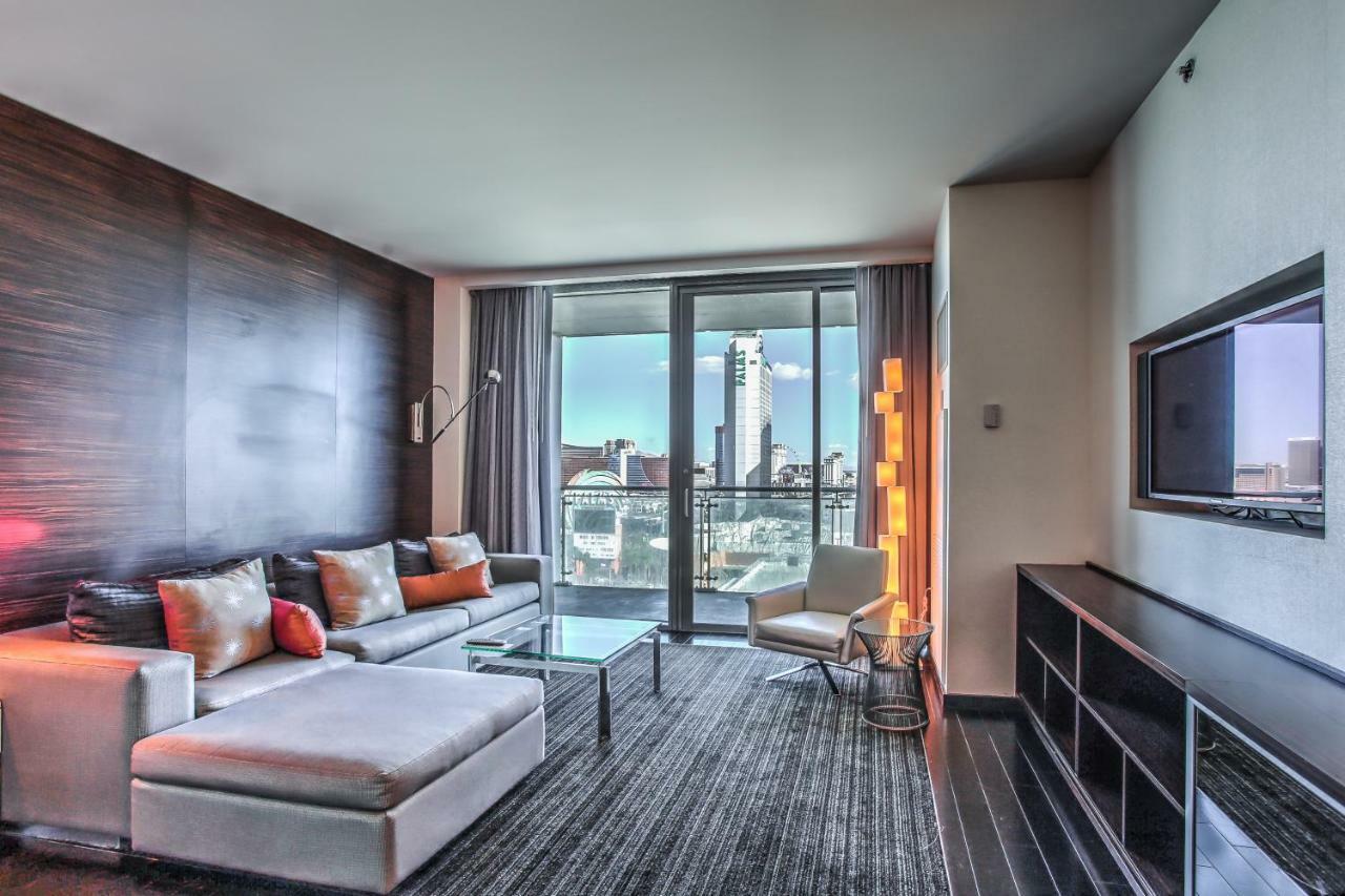 Palms Place With Balcony & Strip View *
