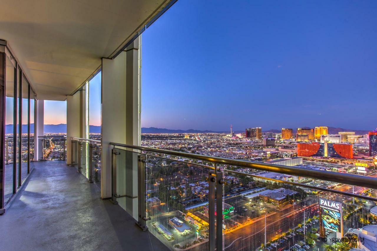 Palms Place With Balcony & Strip View Apartahotel