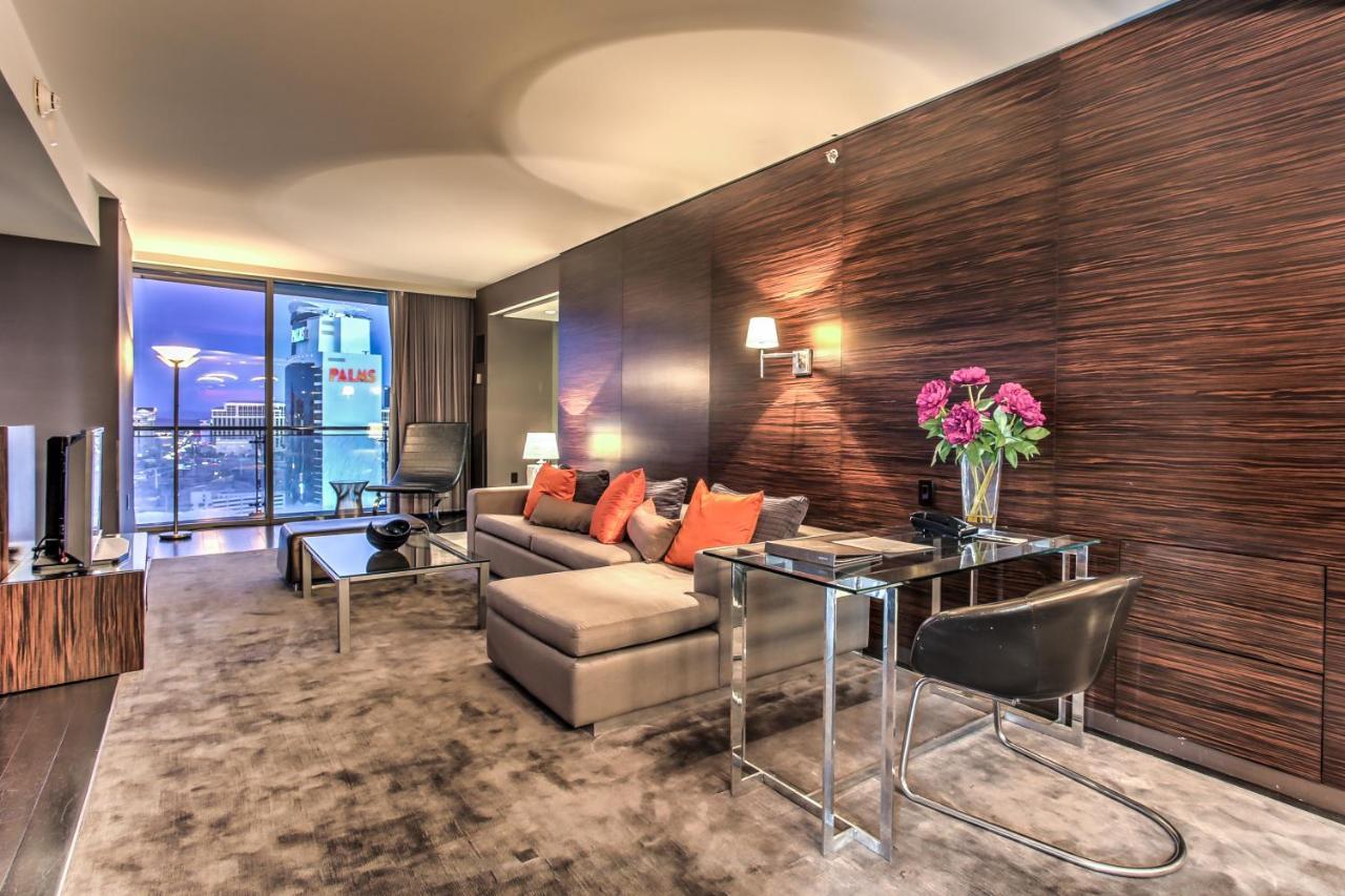 Palms Place With Balcony & Strip View Apartahotel