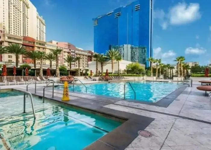 Beautiful Strip View Studio W Balcony 02807