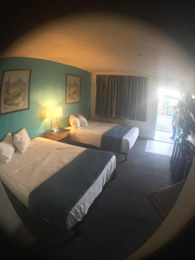 Desert Hills Motel 2*