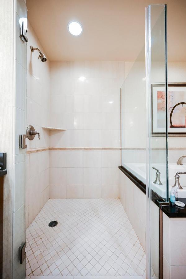 Apartment Two-bedroom Conjoined Studio W/balcony & Strip View At Signature *