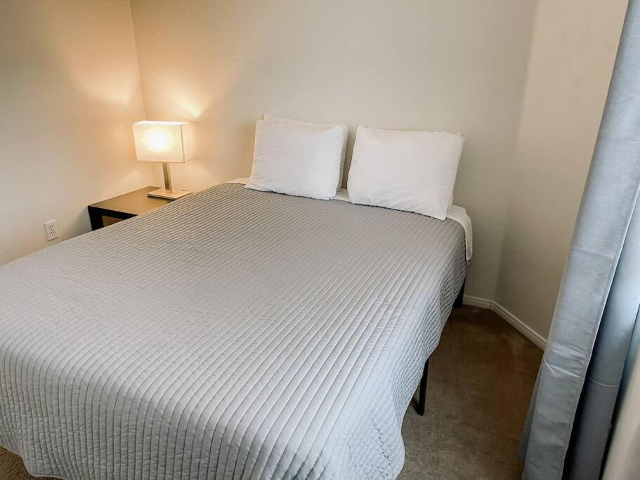 3 Bedroom 15min To Strip/fremont St Exp Fast Wifi Сasa de vacaciones Las Vegas