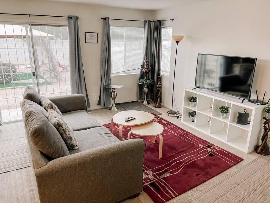 3 Bedroom 15min To Strip/fremont St Exp Fast Wifi Сasa de vacaciones Las Vegas