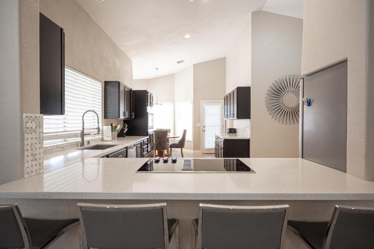 Luxury Near Strip And Airport. Сasa de vacaciones