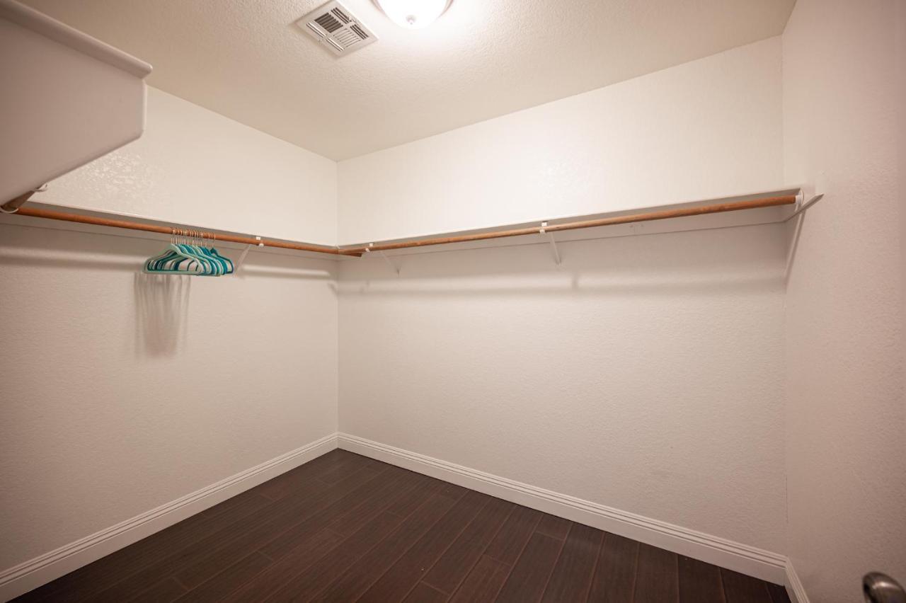Luxury Near Strip And Airport. Сasa de vacaciones