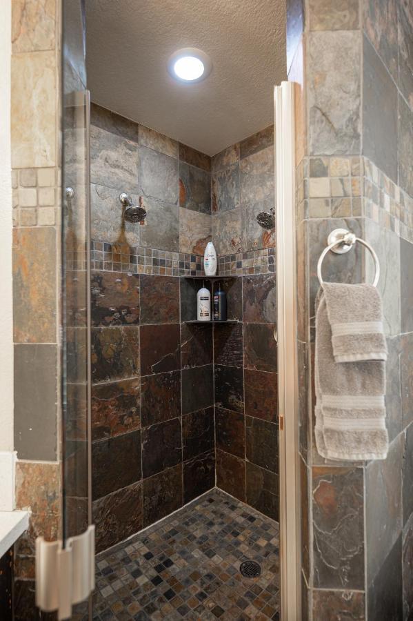 Luxury Near Strip And Airport. Сasa de vacaciones *