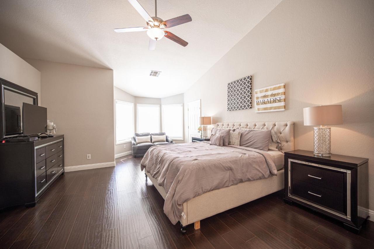 Luxury Near Strip And Airport. Сasa de vacaciones