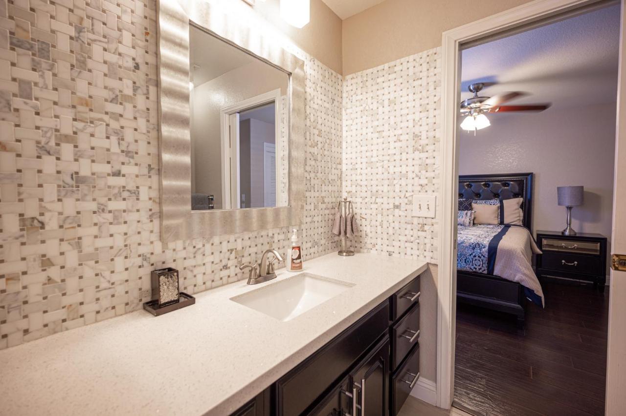 Luxury Near Strip And Airport. Сasa de vacaciones