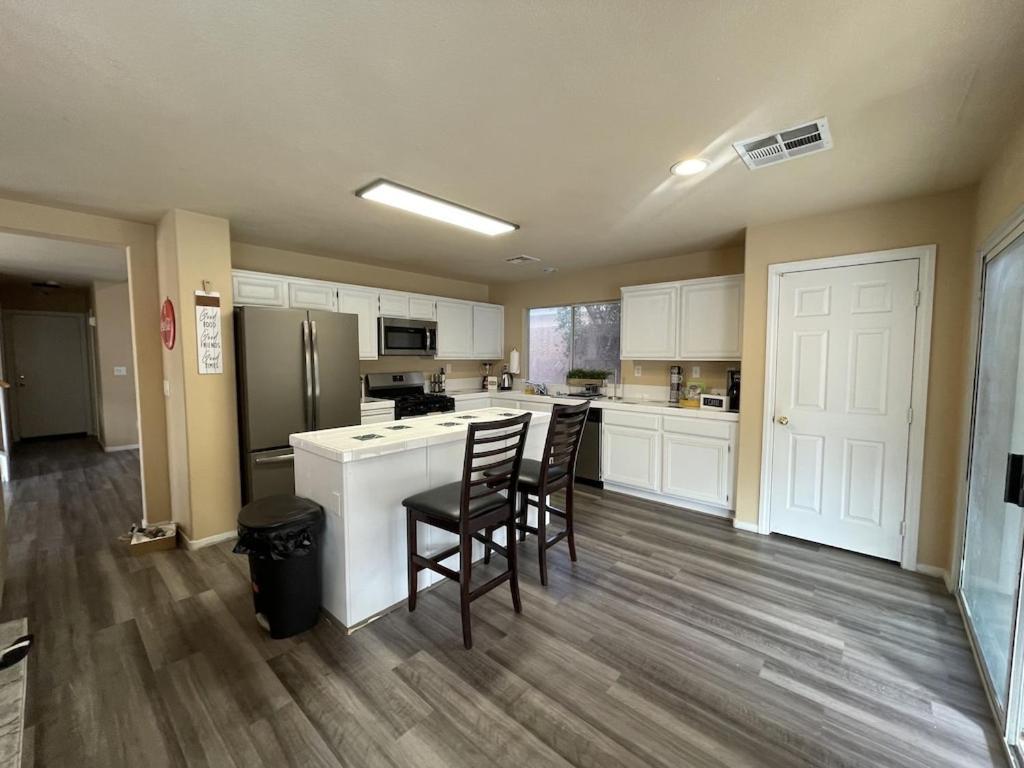 Gorgeous 4 Bedroom House W/ Private Pool * Las Vegas