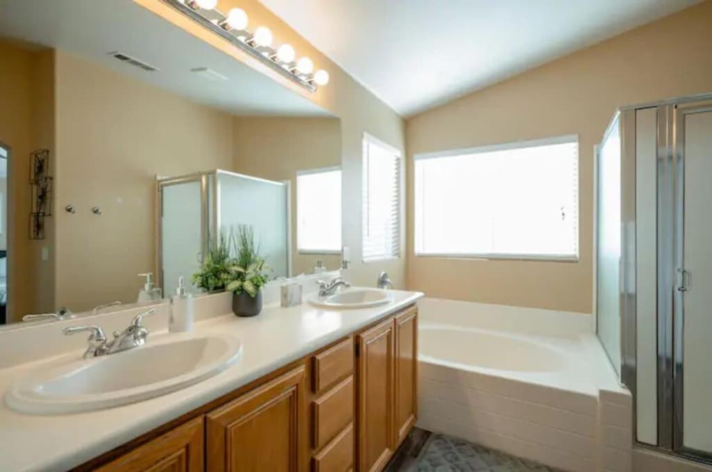 Gorgeous 4 Bedroom House W/ Private Pool Сasa de vacaciones Las Vegas