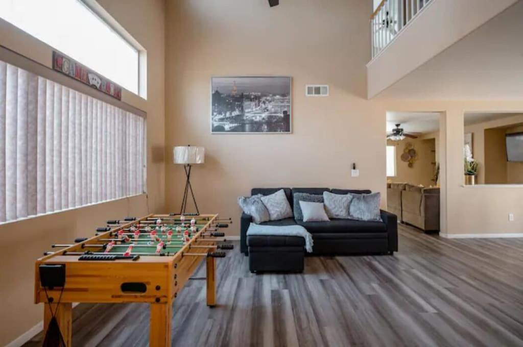 Gorgeous 4 Bedroom House W/ Private Pool *
