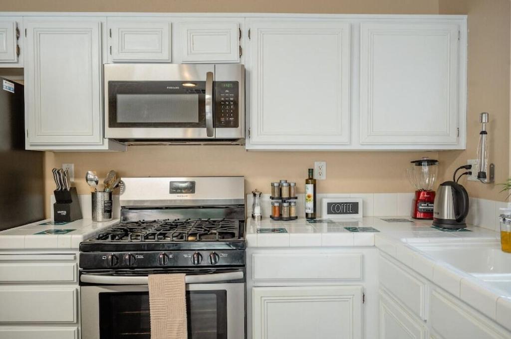 Gorgeous 4 Bedroom House W/ Private Pool