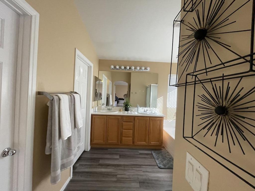 Gorgeous 4 Bedroom House W/ Private Pool *