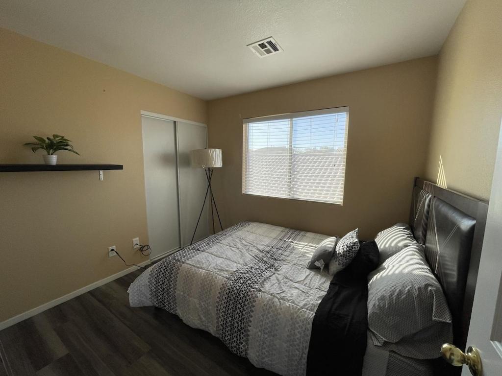 Gorgeous 4 Bedroom House W/ Private Pool *