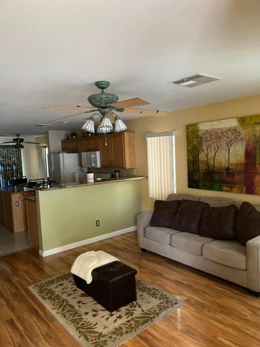 Сasa de vacaciones Vic's 3 Bedroom 4beds & Pool Centrally Located! Las Vegas
