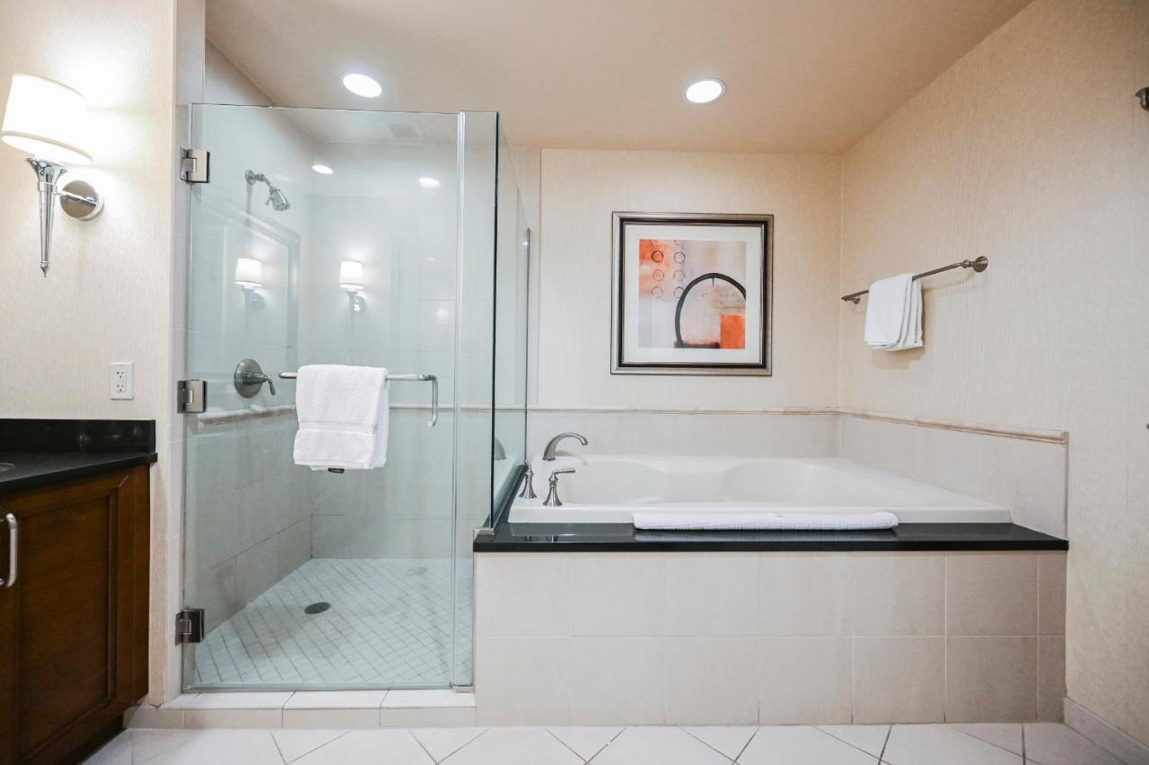 Mgm Signature Towers, Balcony Suite, Strip View - No Fees!