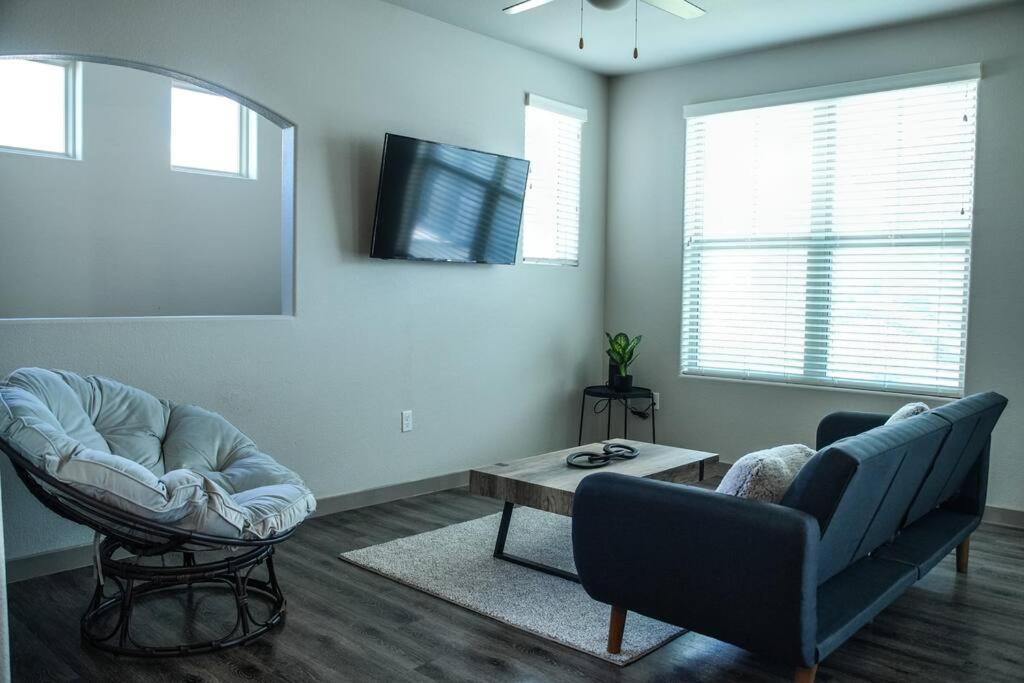 Beautiful Townhome With Garage In Vegas *