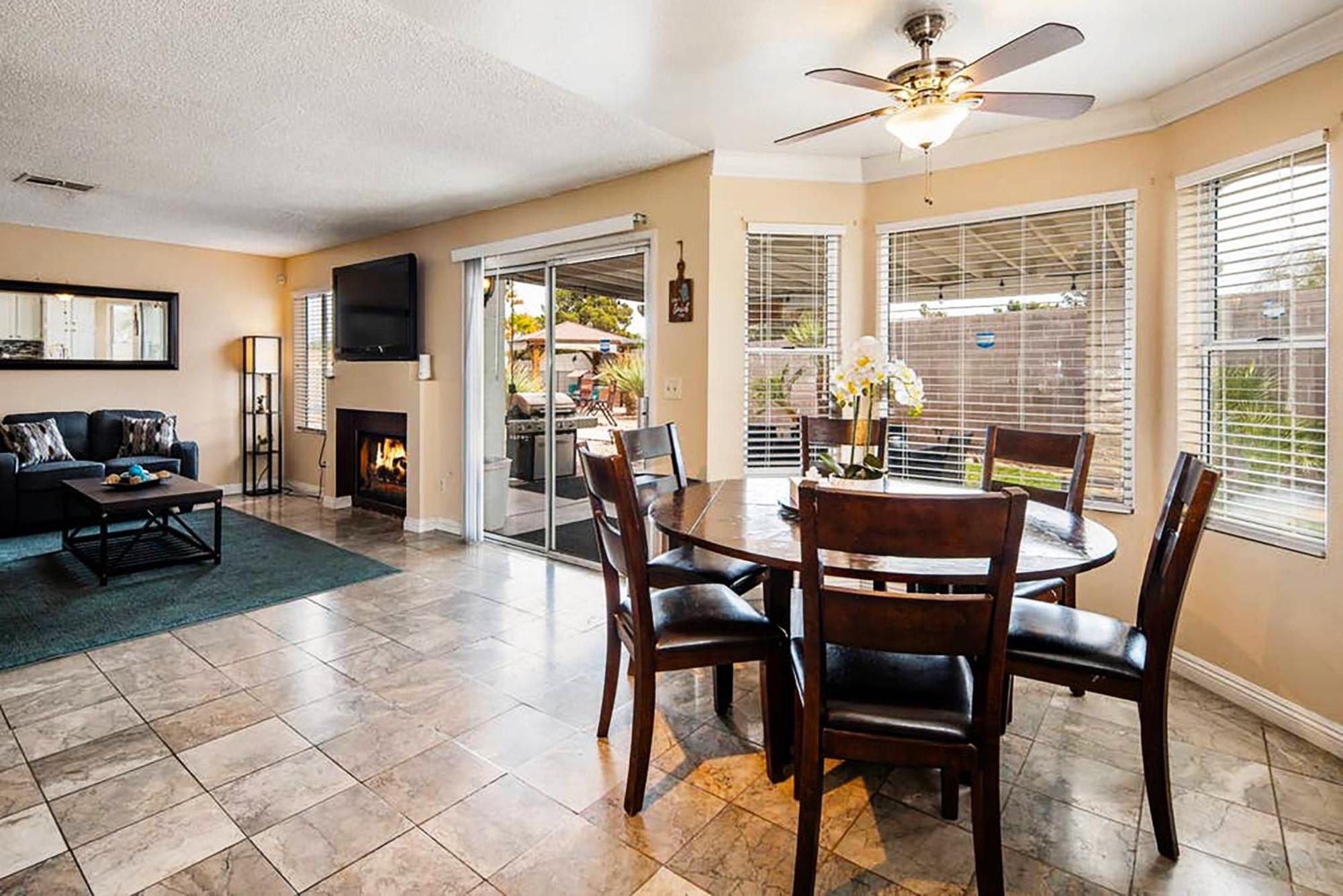 Vegas Getaway, Pool, Basket Ball, Games, Cook Сasa de vacaciones Las Vegas