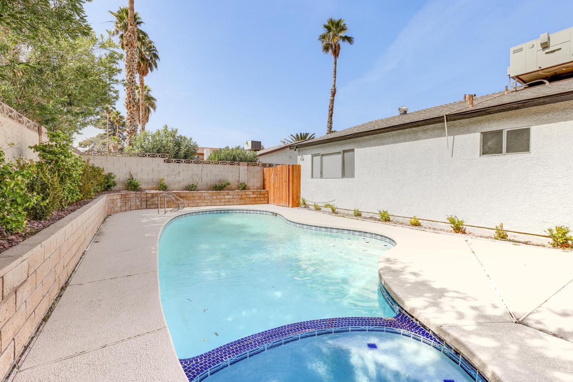 Pet-friendly Vegas With Pool 4 Mi To Strip Holiday home