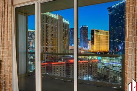 Сasa de vacaciones Mgm Signature-15-717 F1 Track & Strip View Balcony