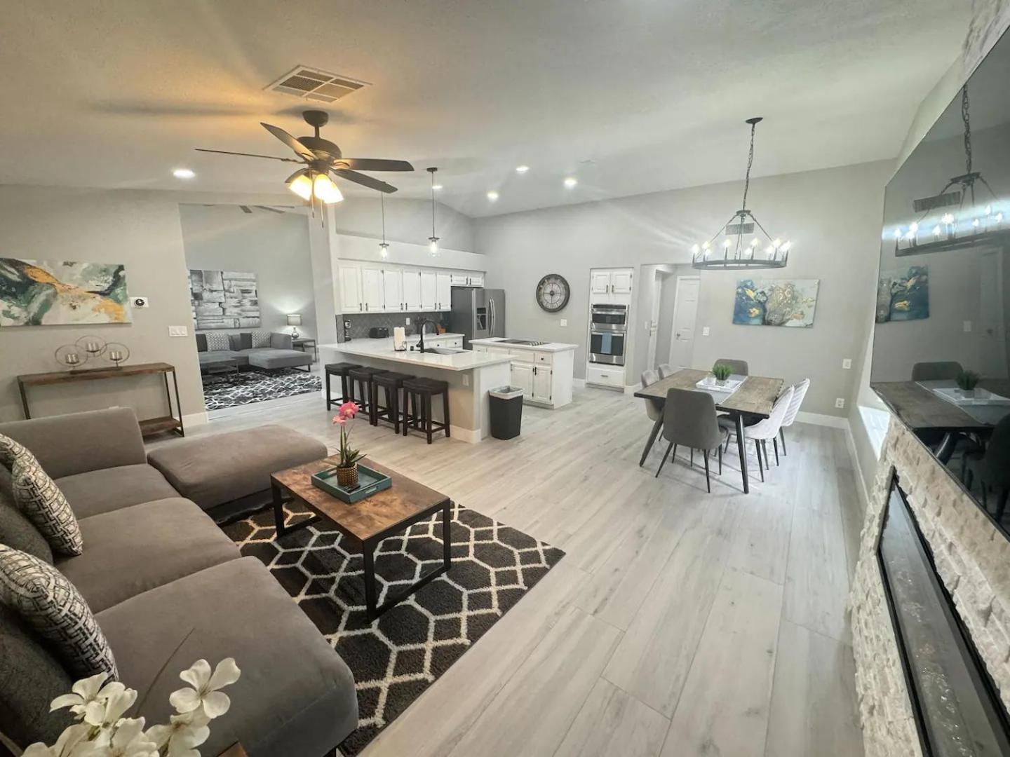 Delightful 4 Bedroom House With Pool! Holiday home Las Vegas