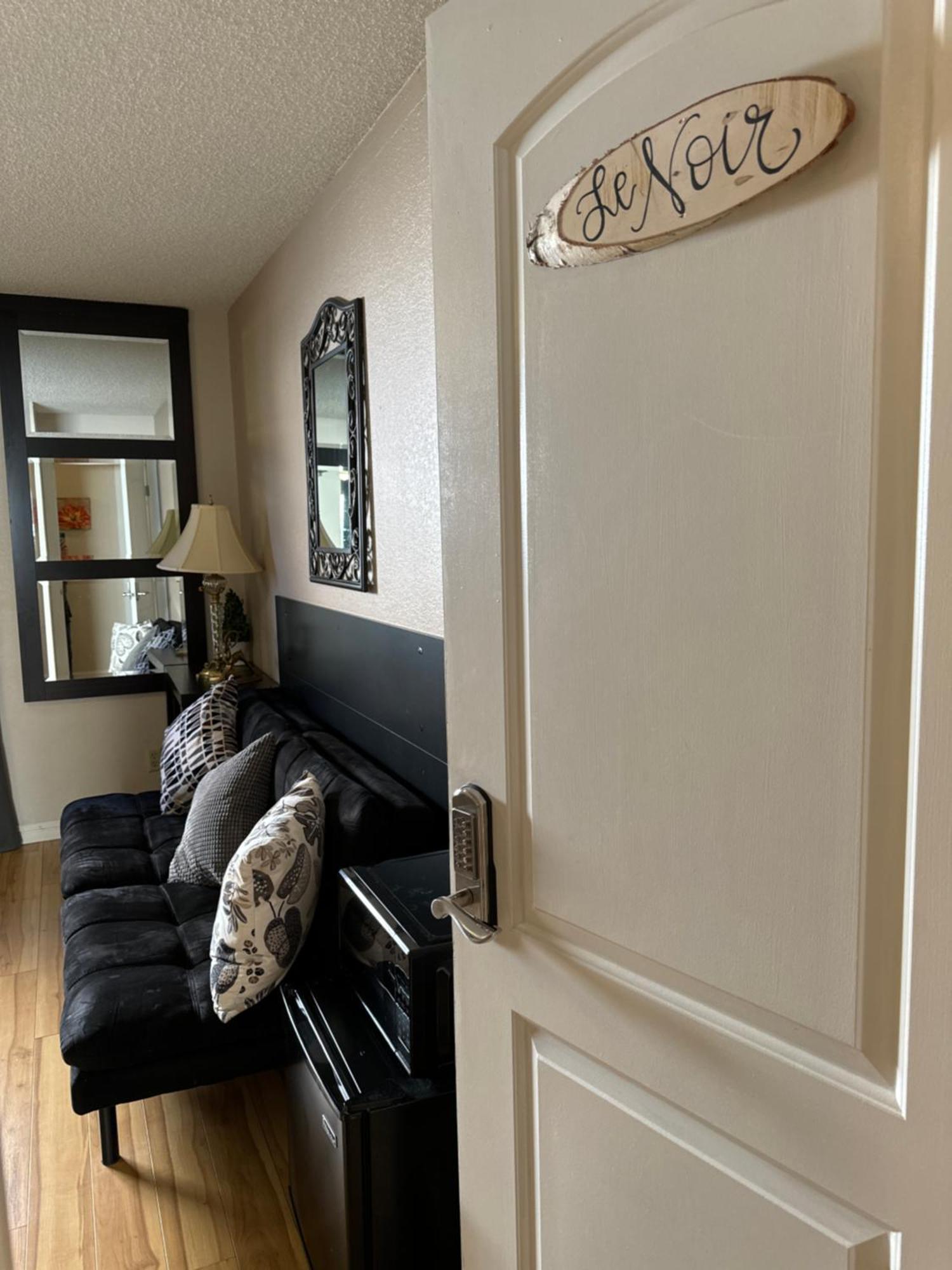 Habitación en casa particular Le Noir, A Private Bedroom With A Private Entrance - Shared Bathroom