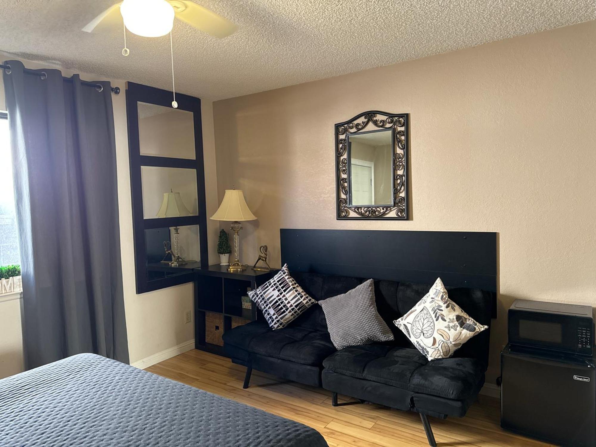 Le Noir, A Private Bedroom With A Private Entrance - Shared Bathroom Habitación en casa particular Las Vegas