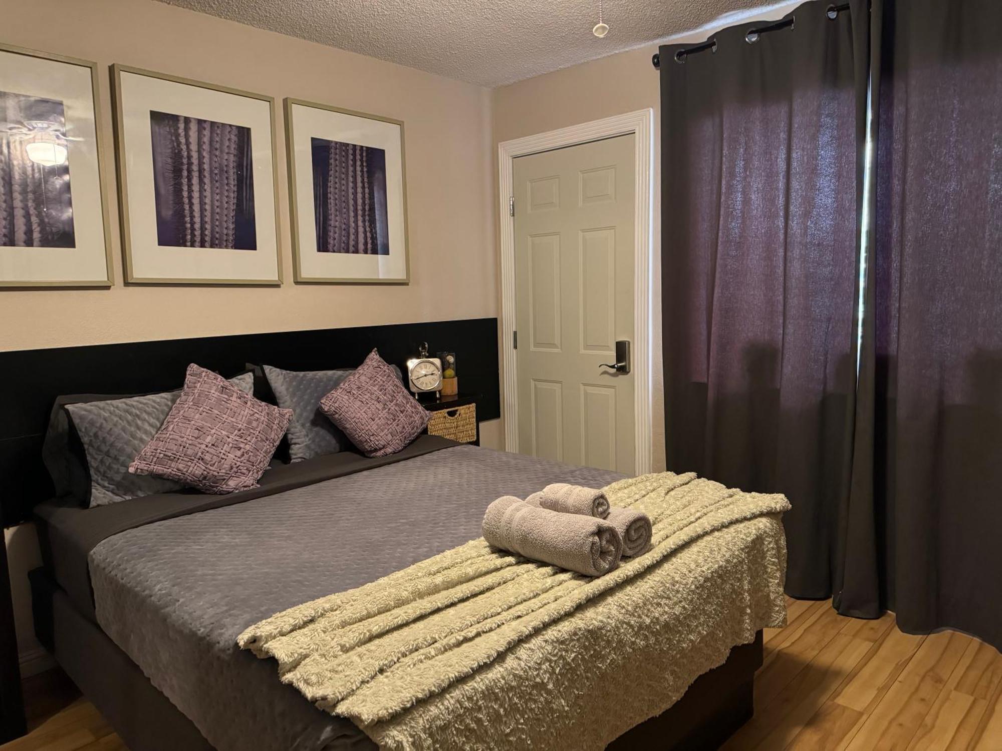 Le Noir, A Private Bedroom With A Private Entrance - Shared Bathroom Habitación en casa particular *