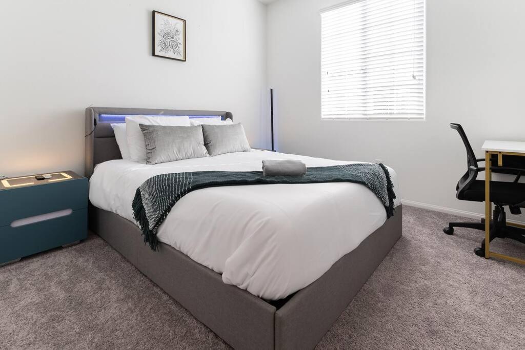 New! 2024 Lux & Modern By The Strip! Apartment