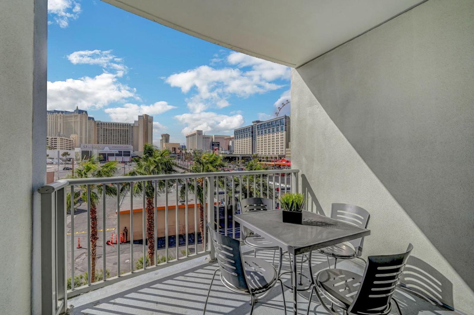 Royal Oasis At Platinum Hotel-strip Views Apartahotel