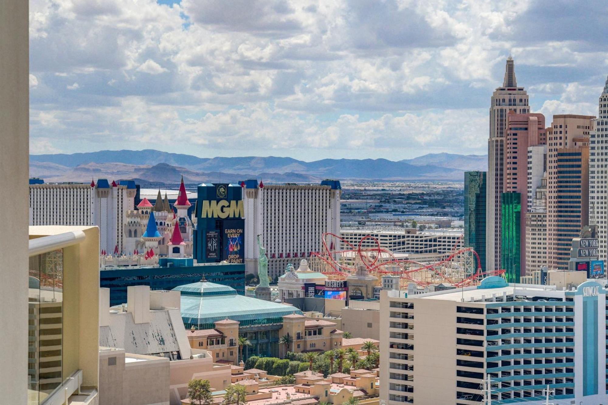 Premium Jr Mgm Signature Balcony Strip View Aparthotel *