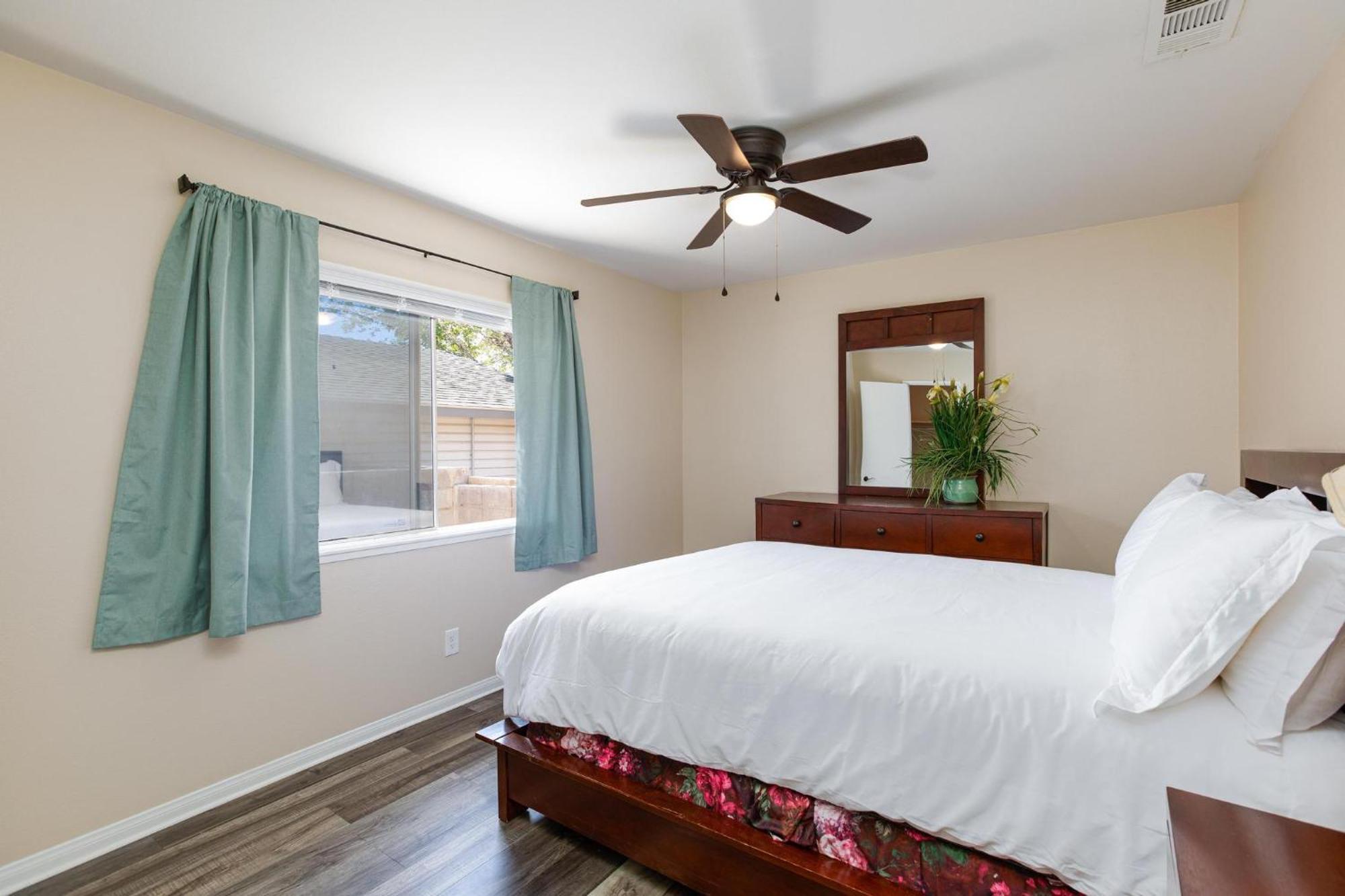 Modern 4br Home, Vegas Location *