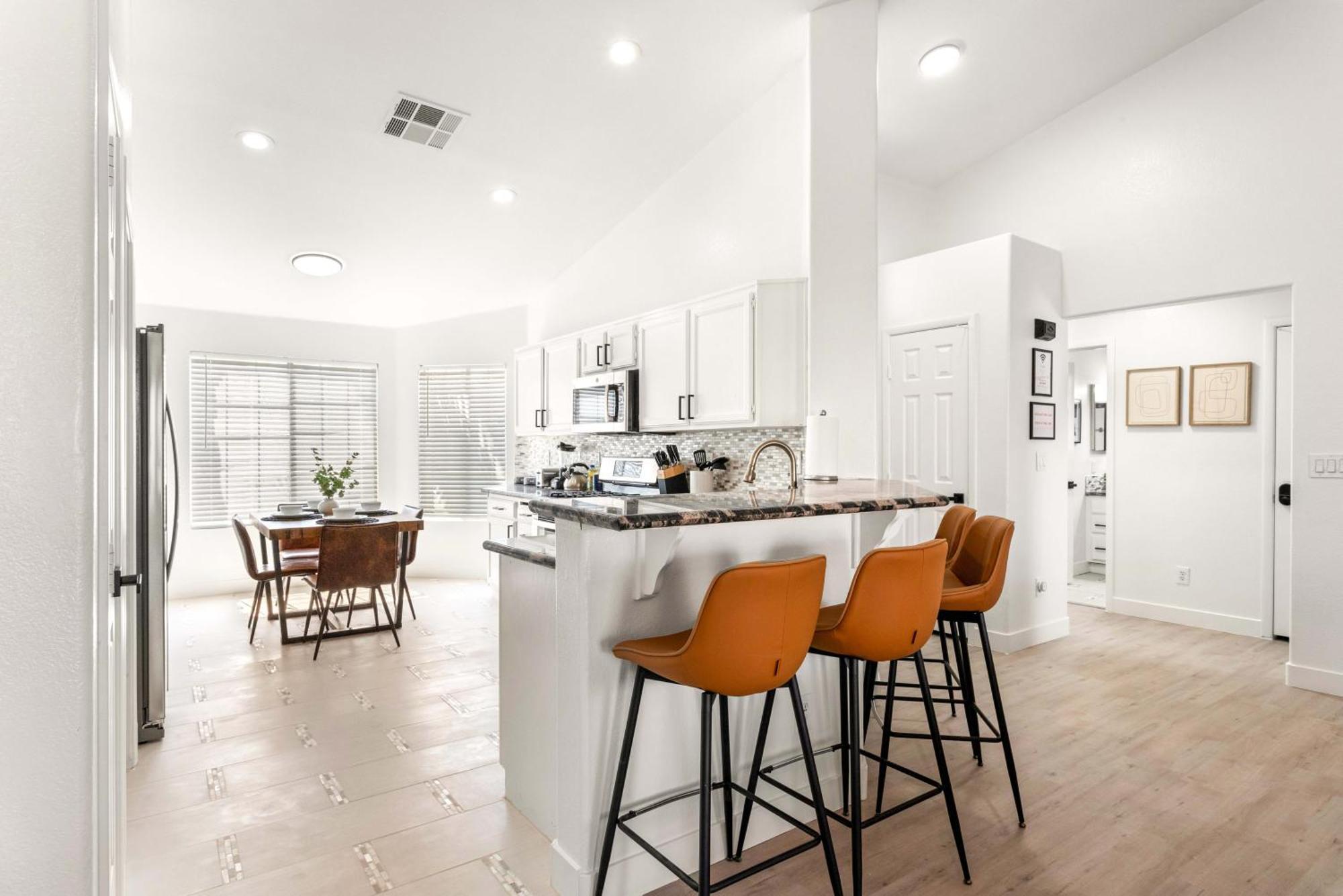 Spacious 5 Bedroom House With Heated Pool And Jacuzzi Holiday home Las Vegas