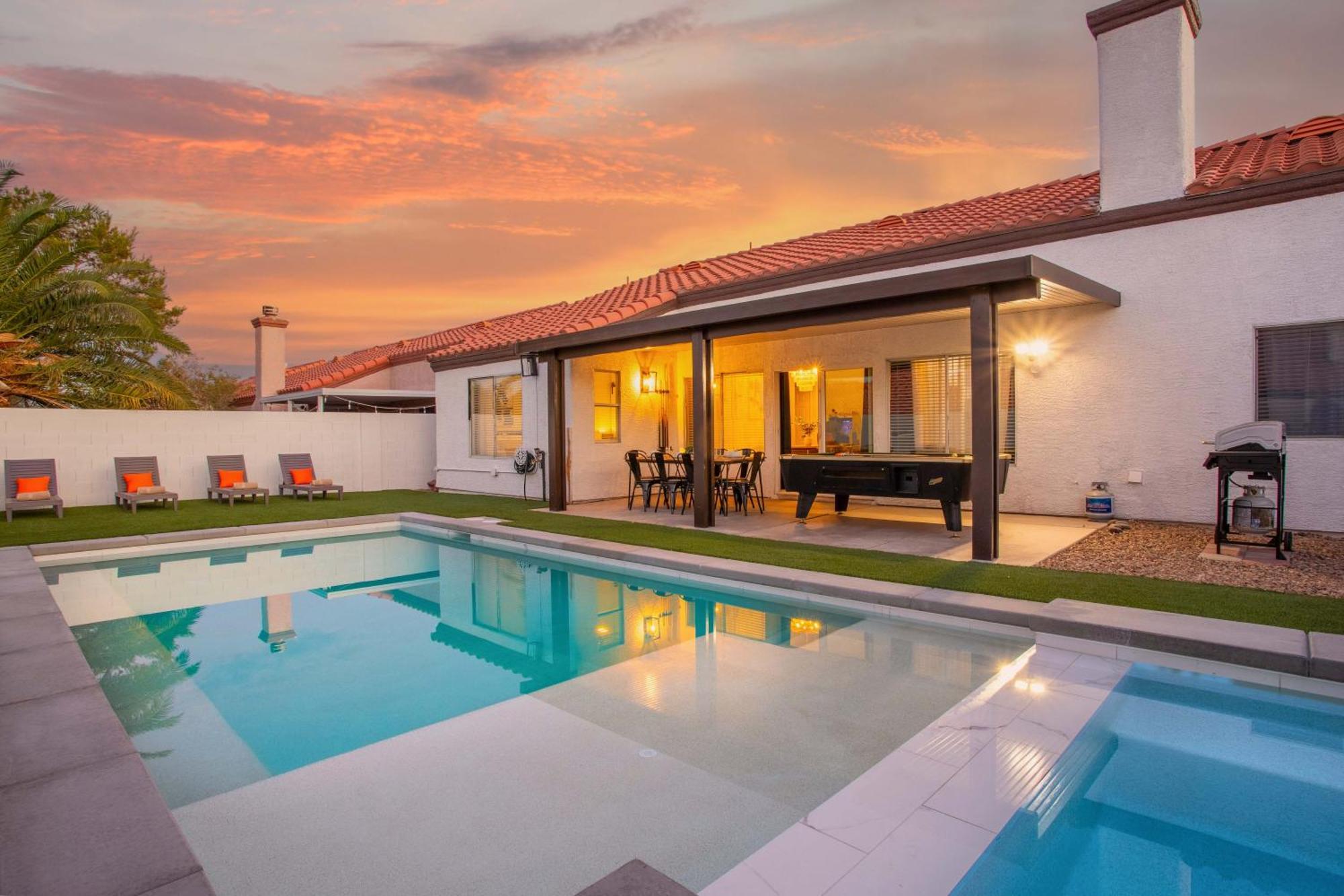 Spacious 5 Bedroom House With Heated Pool And Jacuzzi Holiday home
