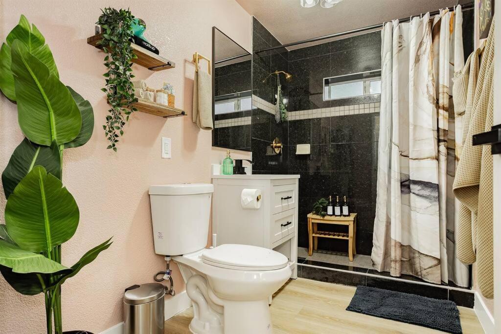 Holiday home Star Unit 3- New Premier & Private Vegas Arts District *