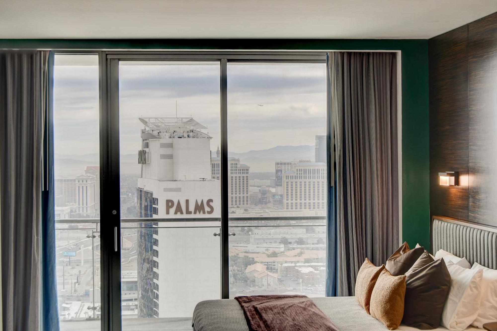 Ava 37th Flr Strip View Balcony Palms Place Apartahotel