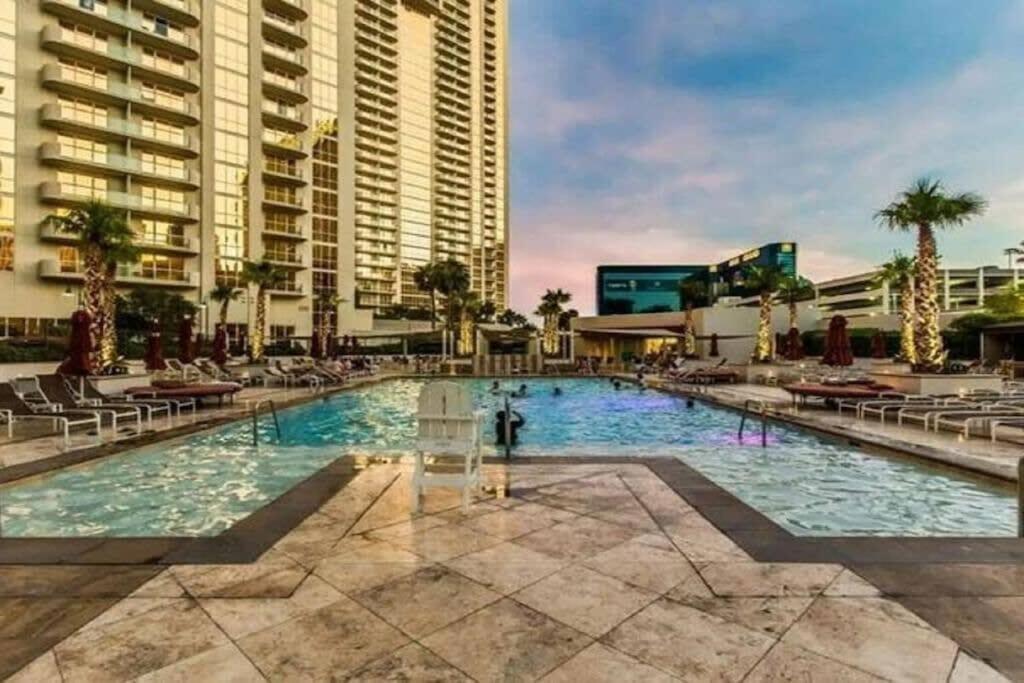 Apartment Mgm 05715 Signature Strip View W Balcony *