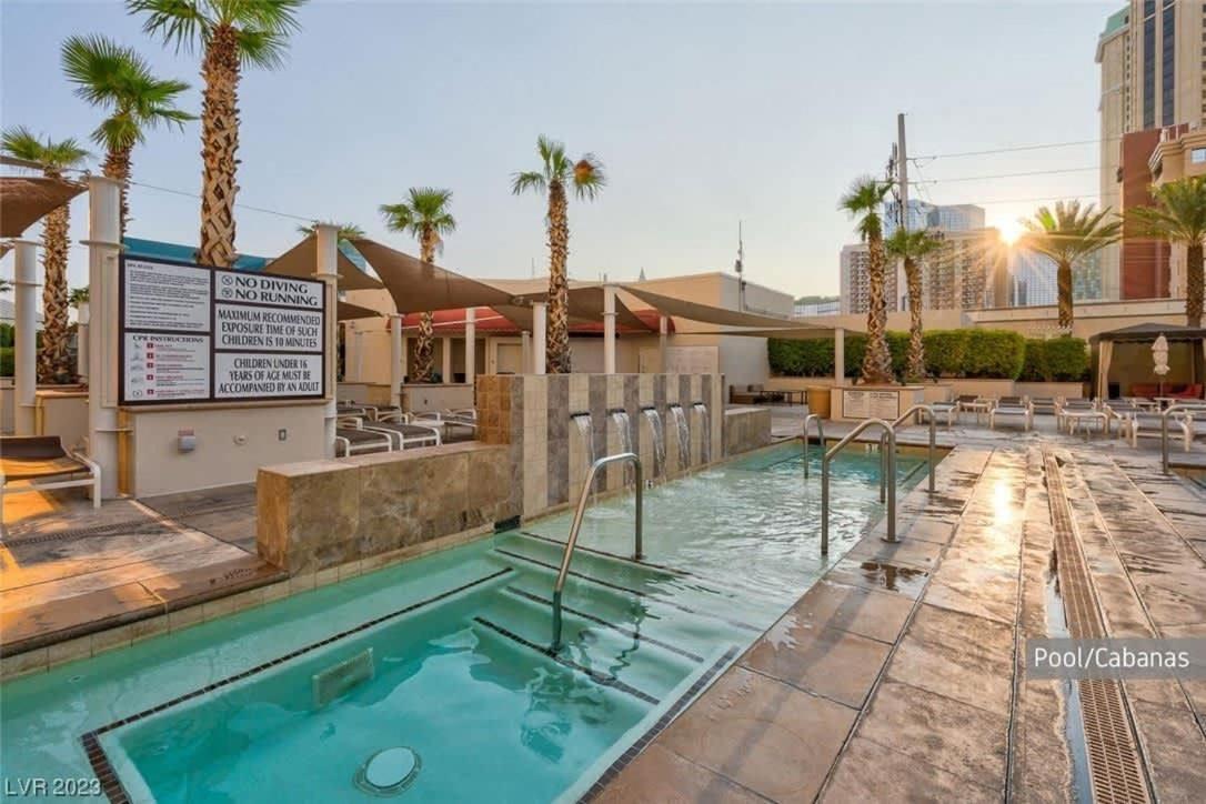 Beautiful Strip View W Balcony 02807 Apartment