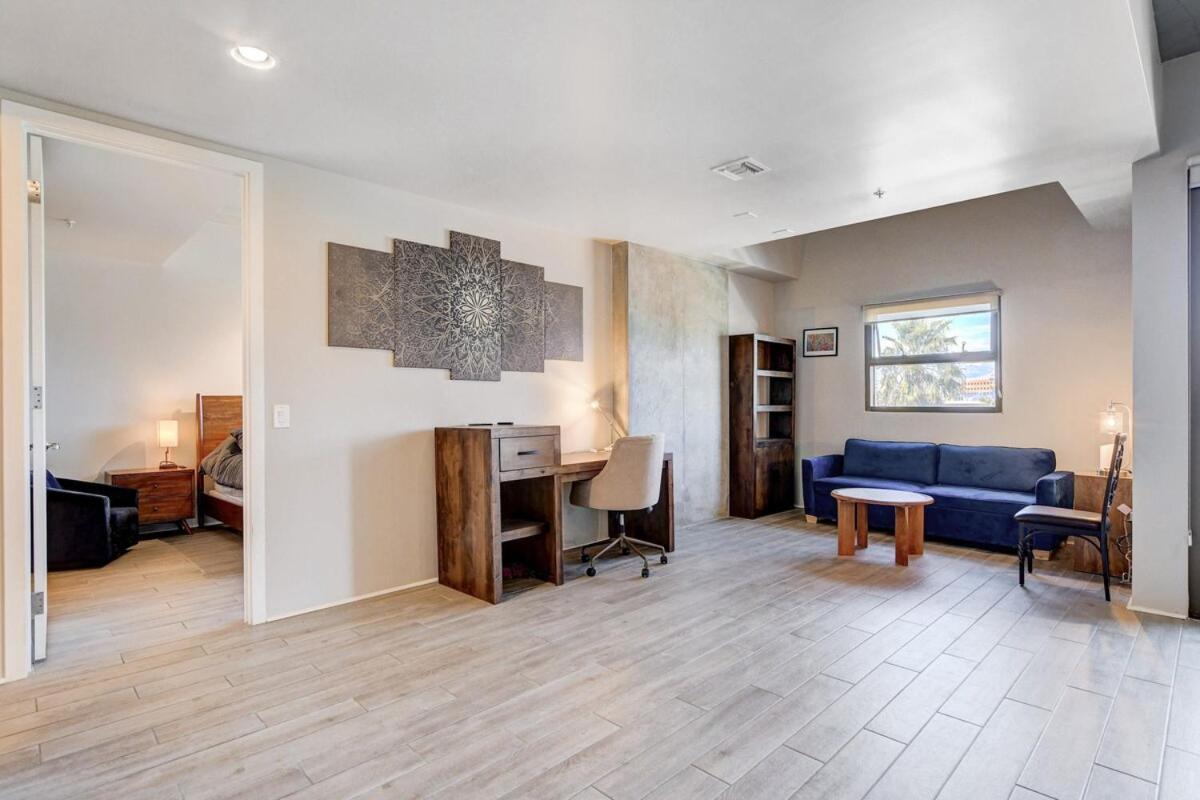 Gorgeous 1 Bed 2 Bath High Rise Apartamento *