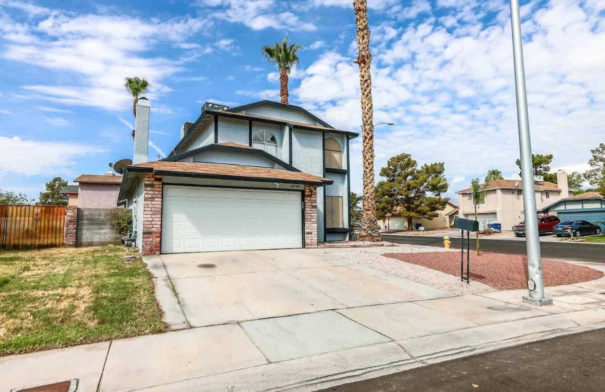 Vegas Living Gorgeous With Pool Near The Strip Holiday home Las Vegas