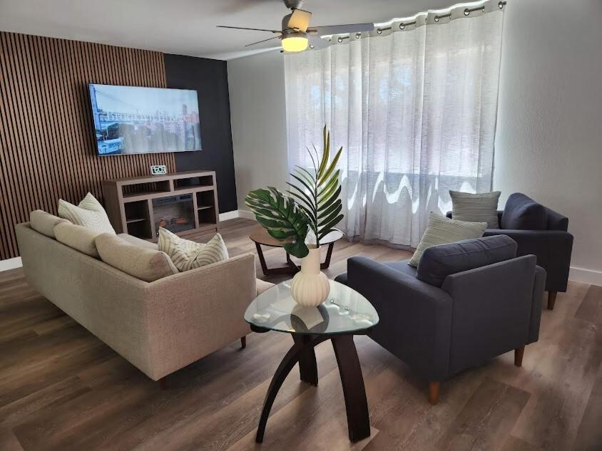 Holiday home Stylish 4br Oasis - Luxe Backyard Bbq *