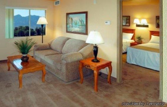 Nellis At Main Gate Hotel