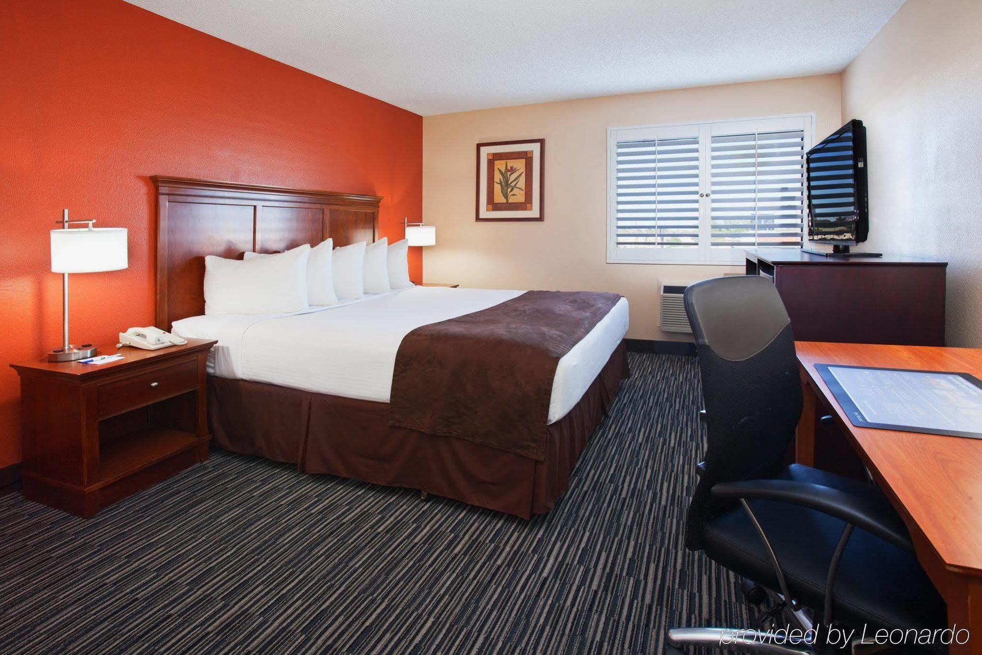 Western Mccarran Hotel 3*